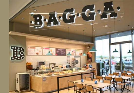 Ecrã de sinalética digital na Bagga com menus e promoções em exibição, melhorando a experiência dos clientes.