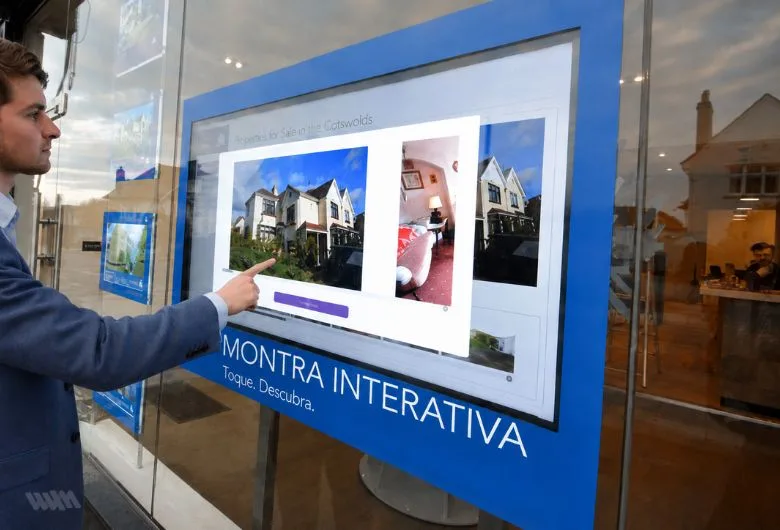 Montra interativa de imobiliária com ecrã tátil